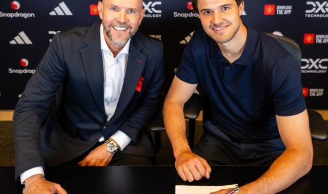 还以为...曼联新门将拉门斯与经纪人合影，评论区：滕哈赫2.0